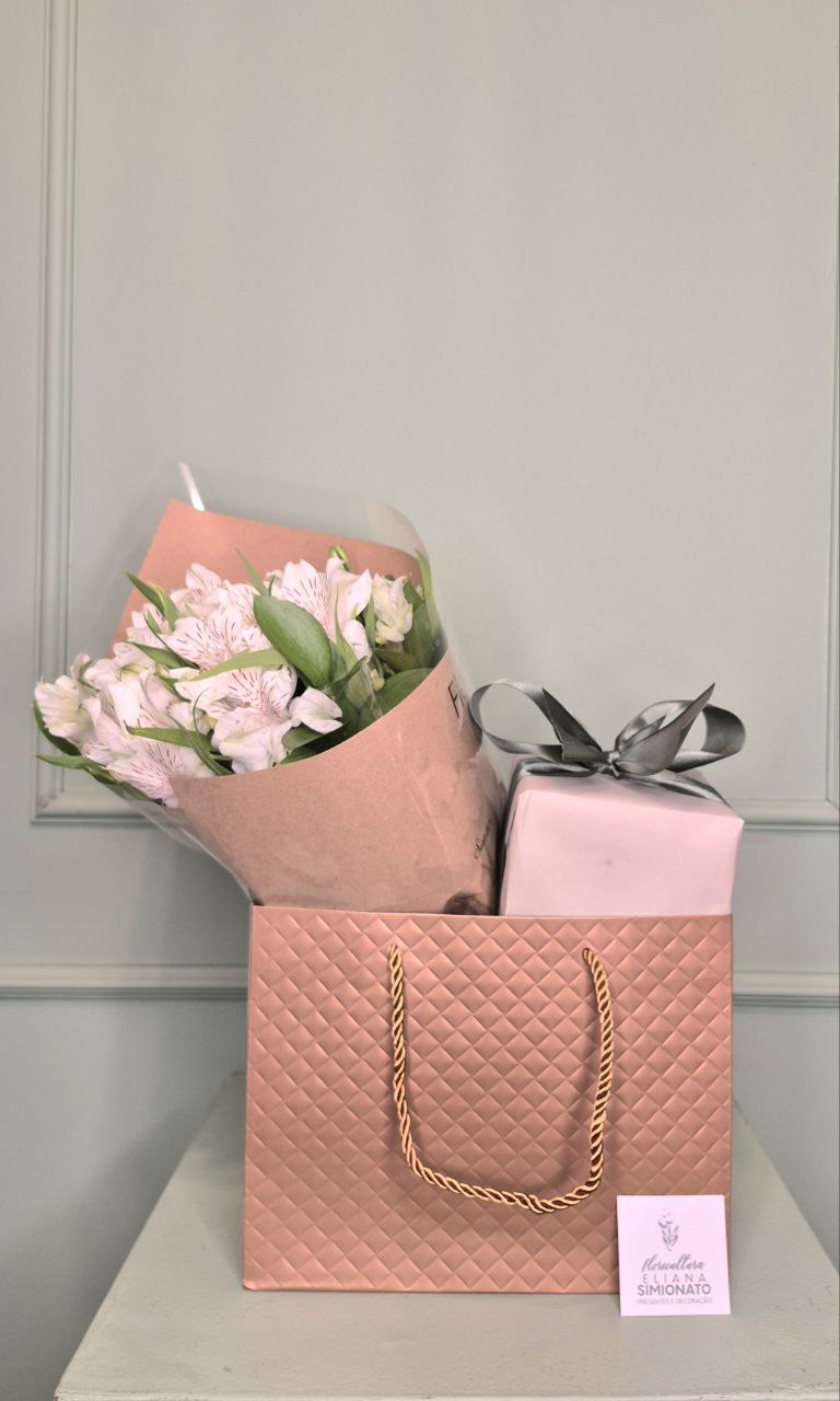 Sacola com Flores e chocolate Cacau Show