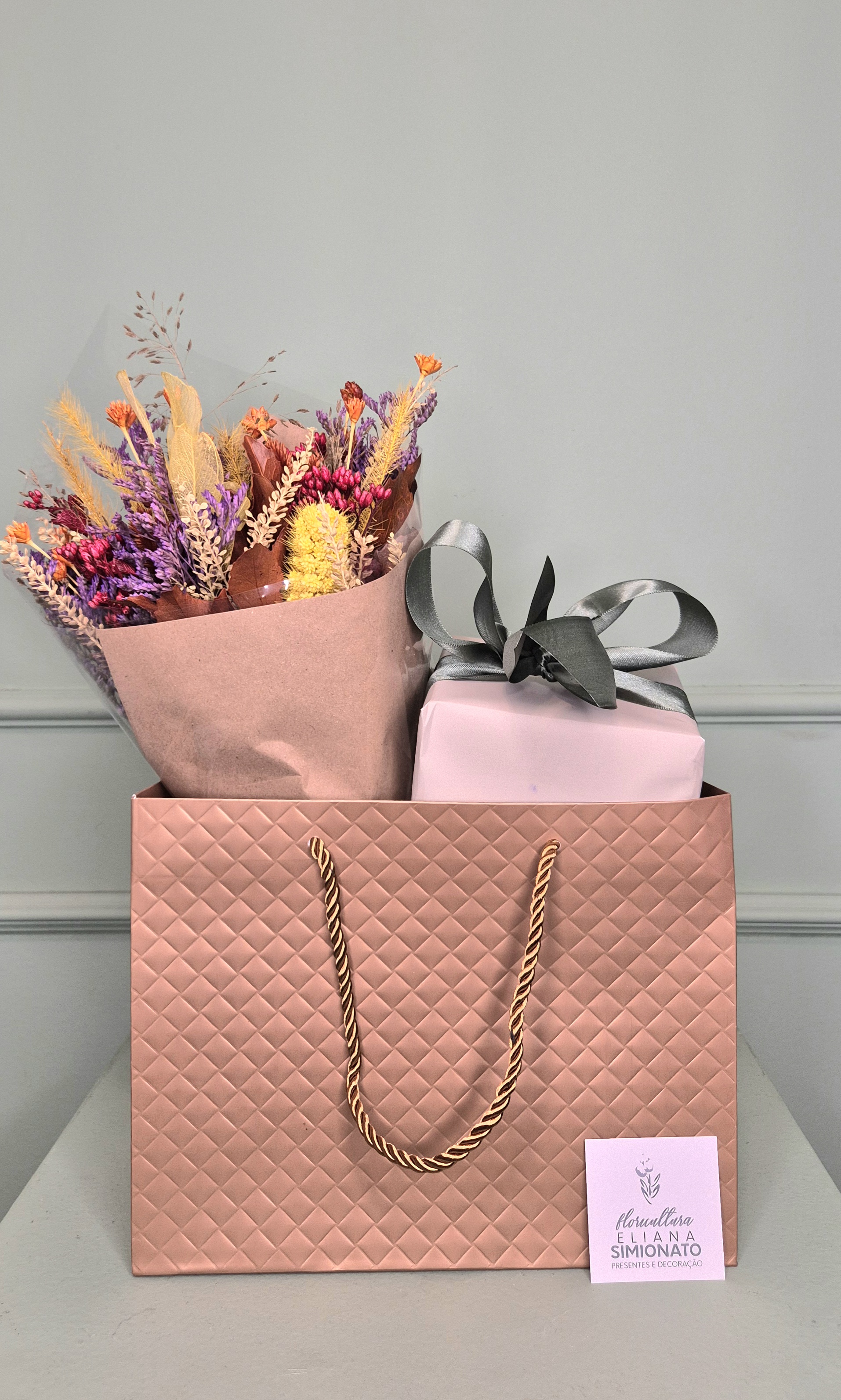 Sacola com Flores Desidratadas e chocolate Cacau Show