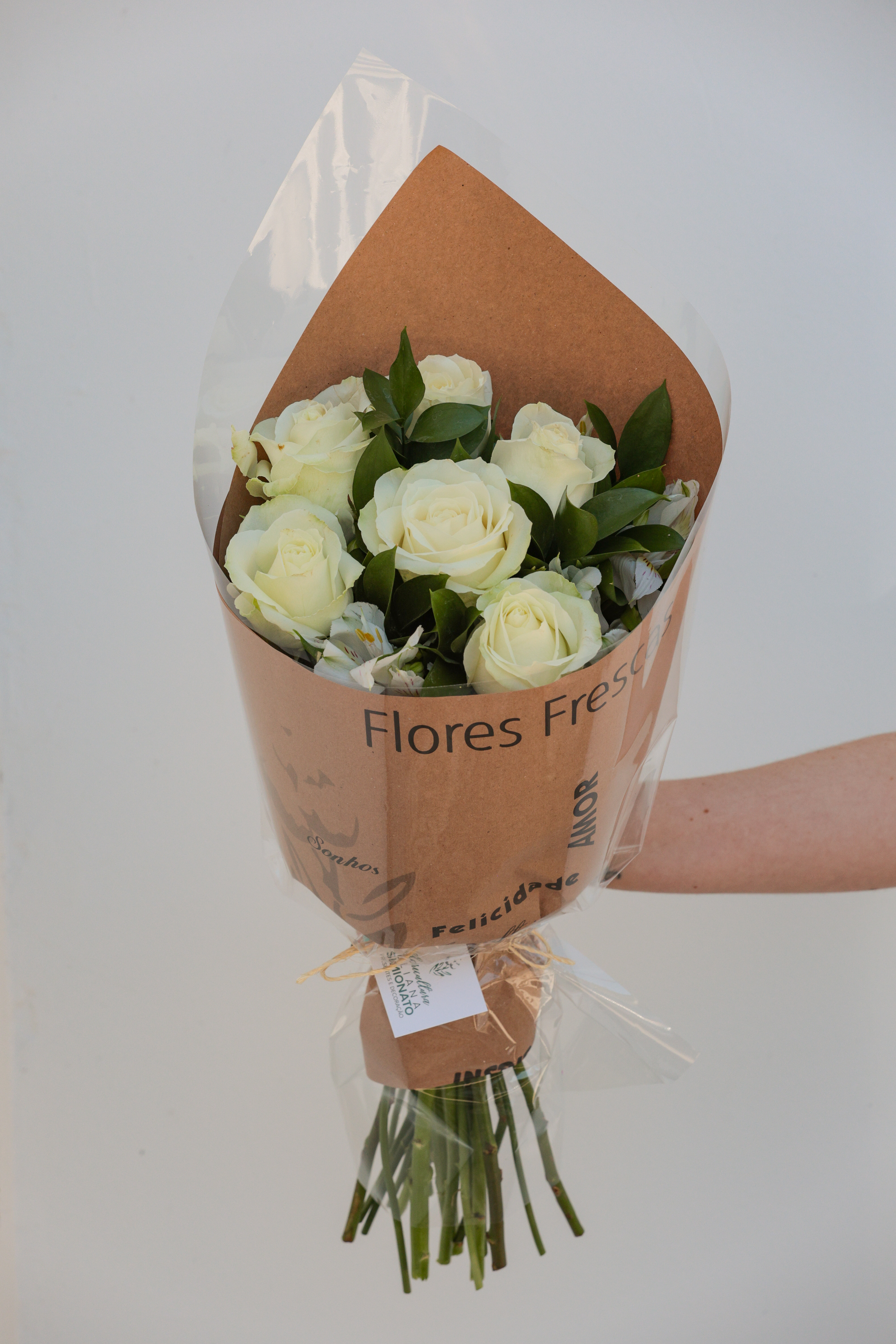 Buqu� com 6 Rosas Nacionais � Branca