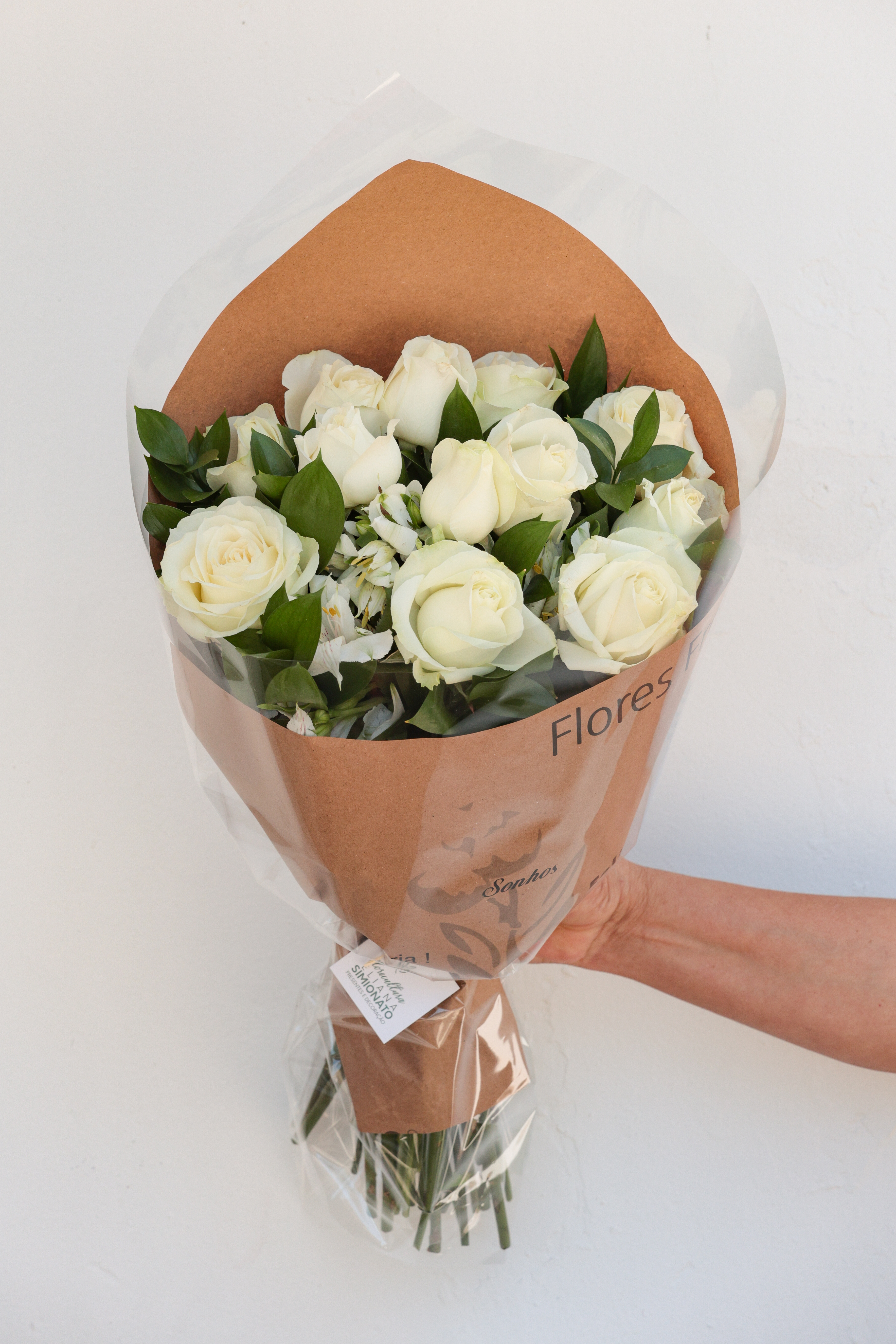 Buqu� com 12 Rosas Nacionais � Branca