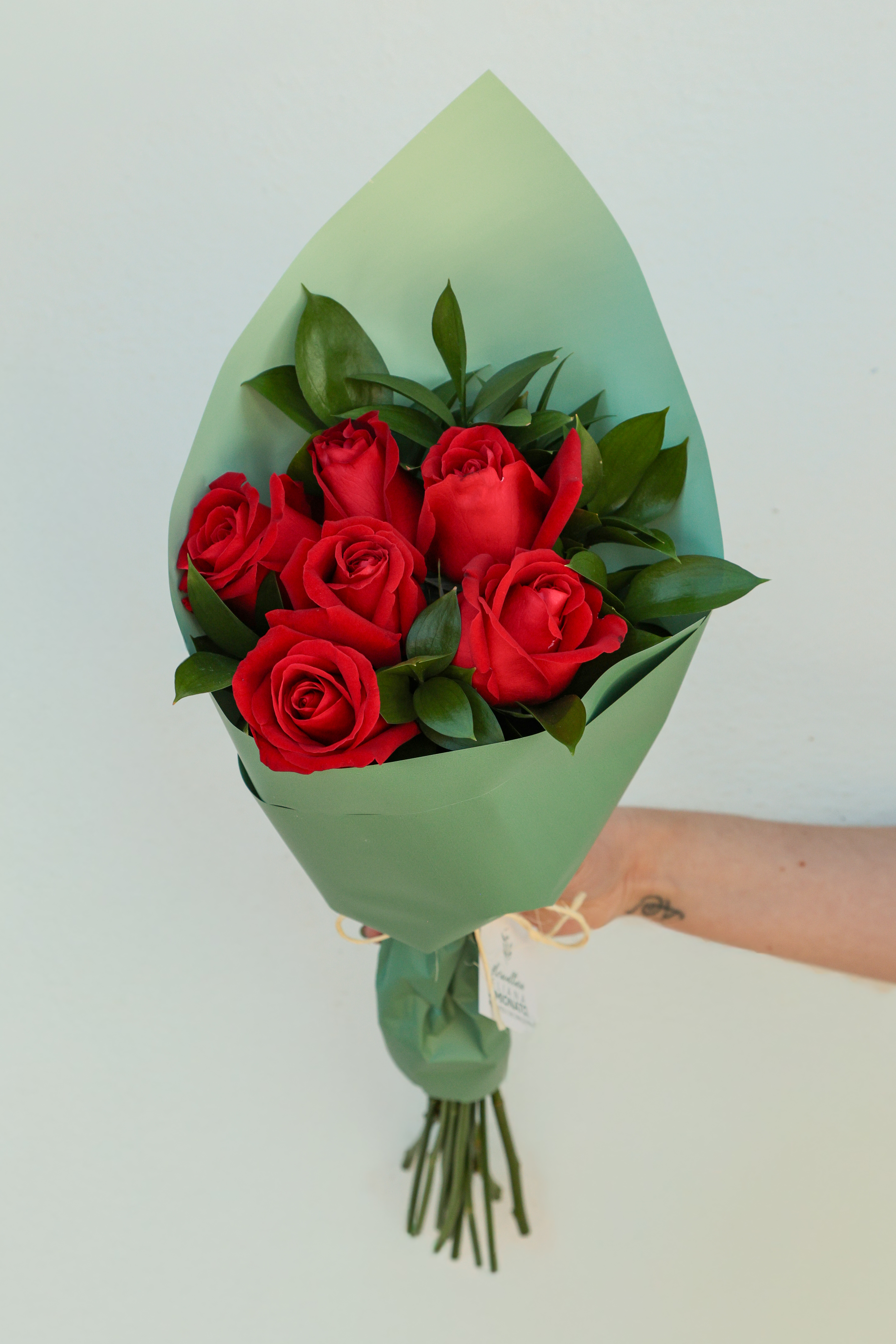 Buqu� com 6 Rosas Vermelhas � Linha Clean