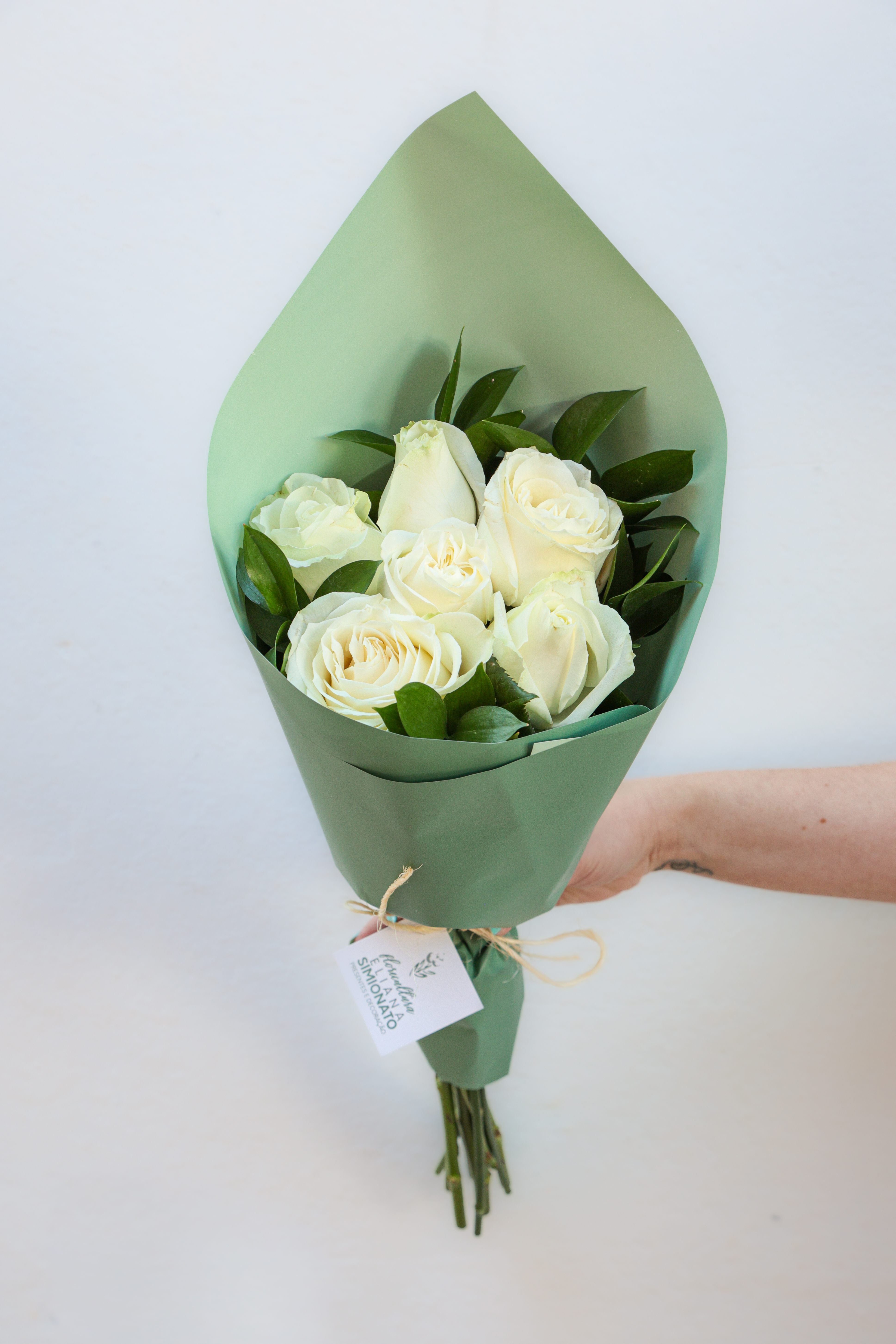 Buqu� com 6 Rosas Brancas � Linha Clean