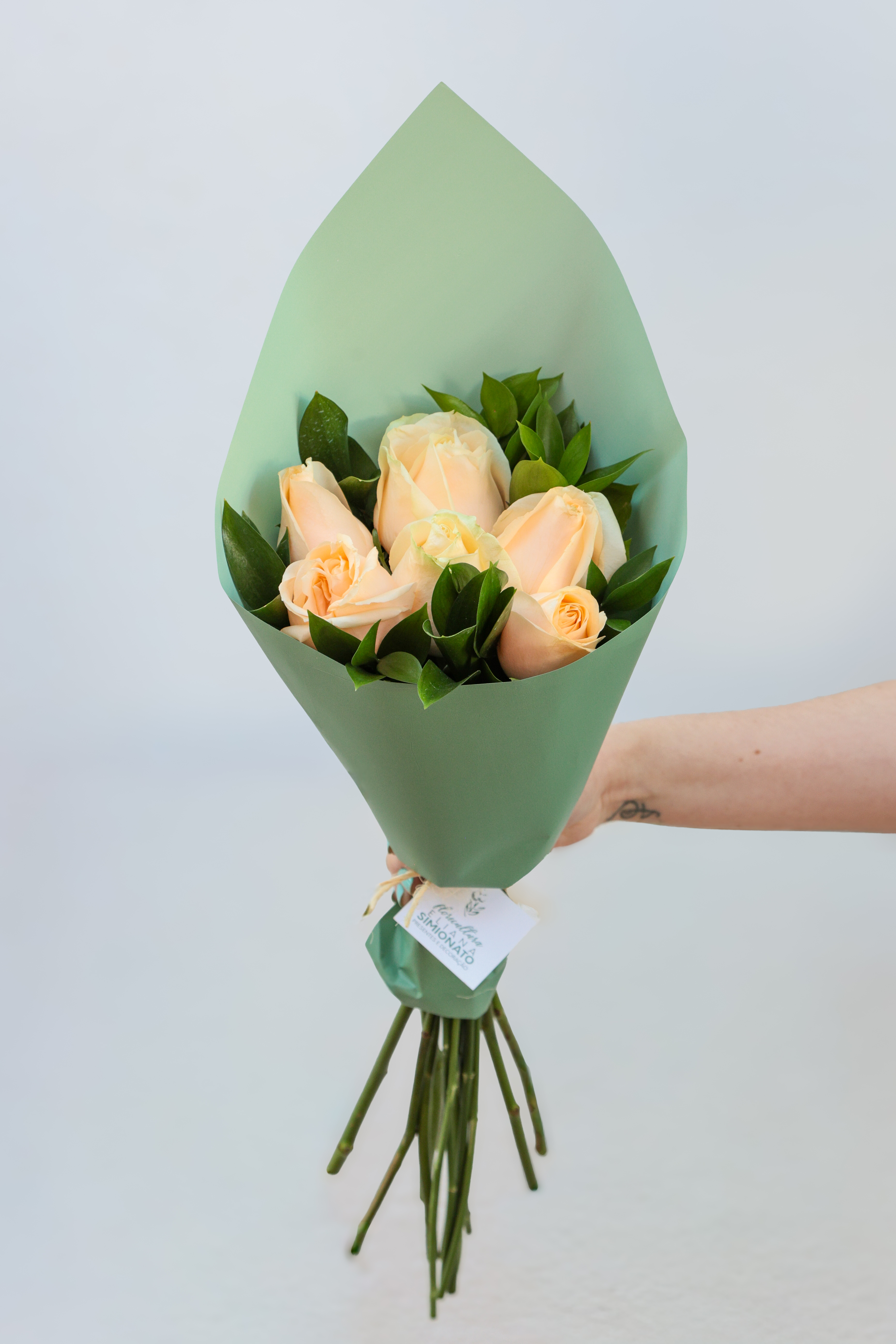 Buqu� com 6 Rosas Champanhe � Linha Clean