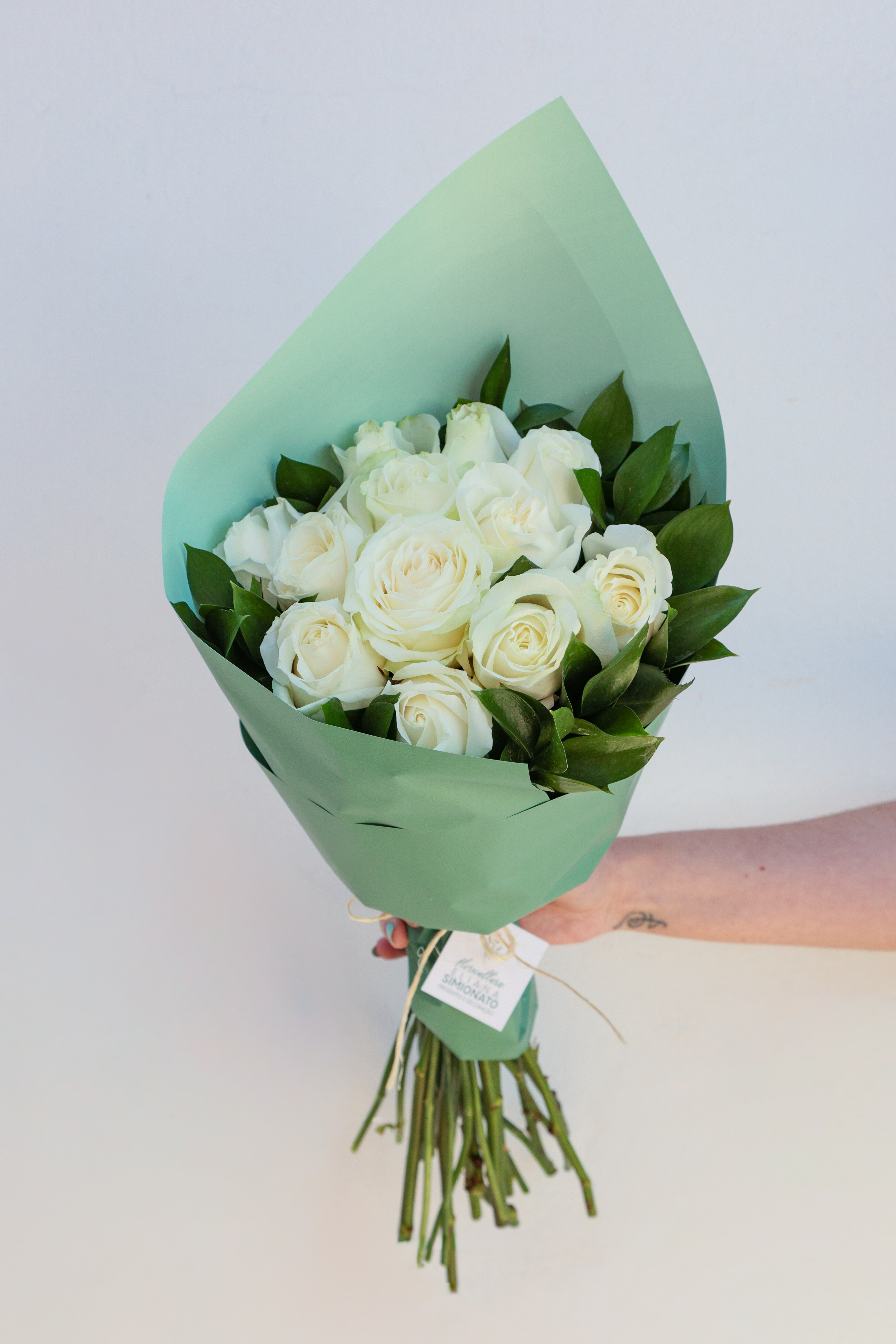 Buqu� com 12 Rosas Brancas � Linha Clean