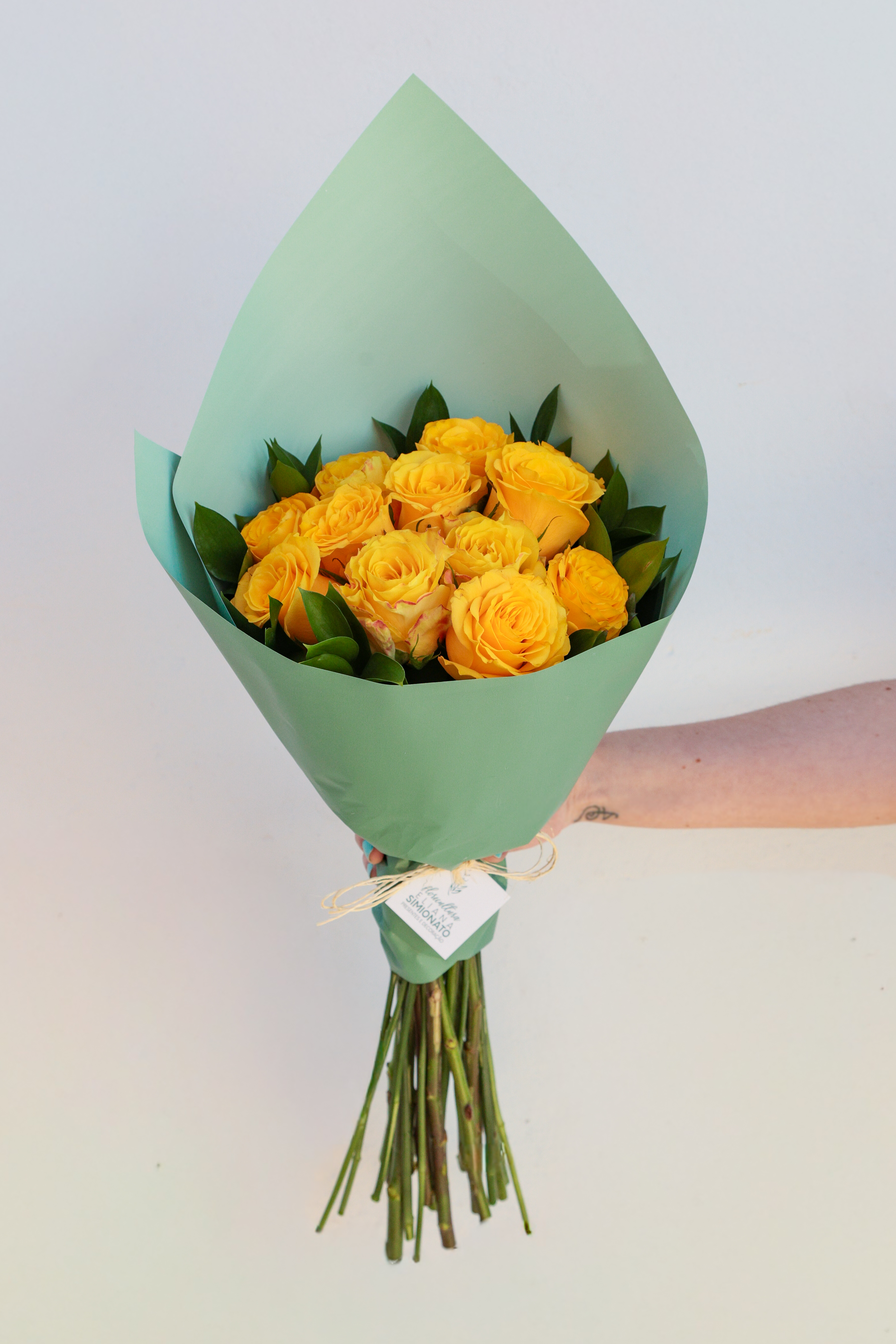 Buqu� com 12 Rosas Amarelas � Linha Clean