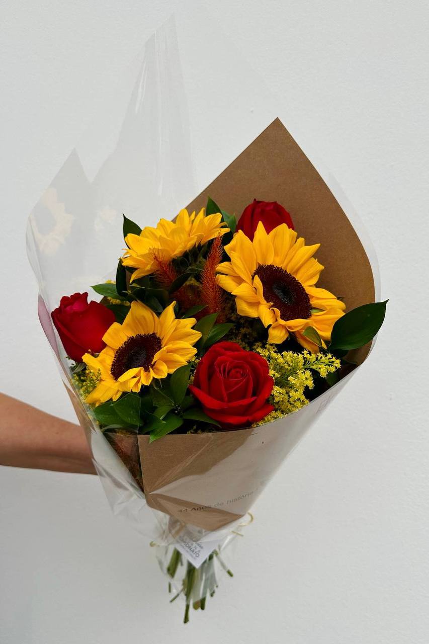 Buqu� com 3 Girass�is e 3 Rosas Vermelhas